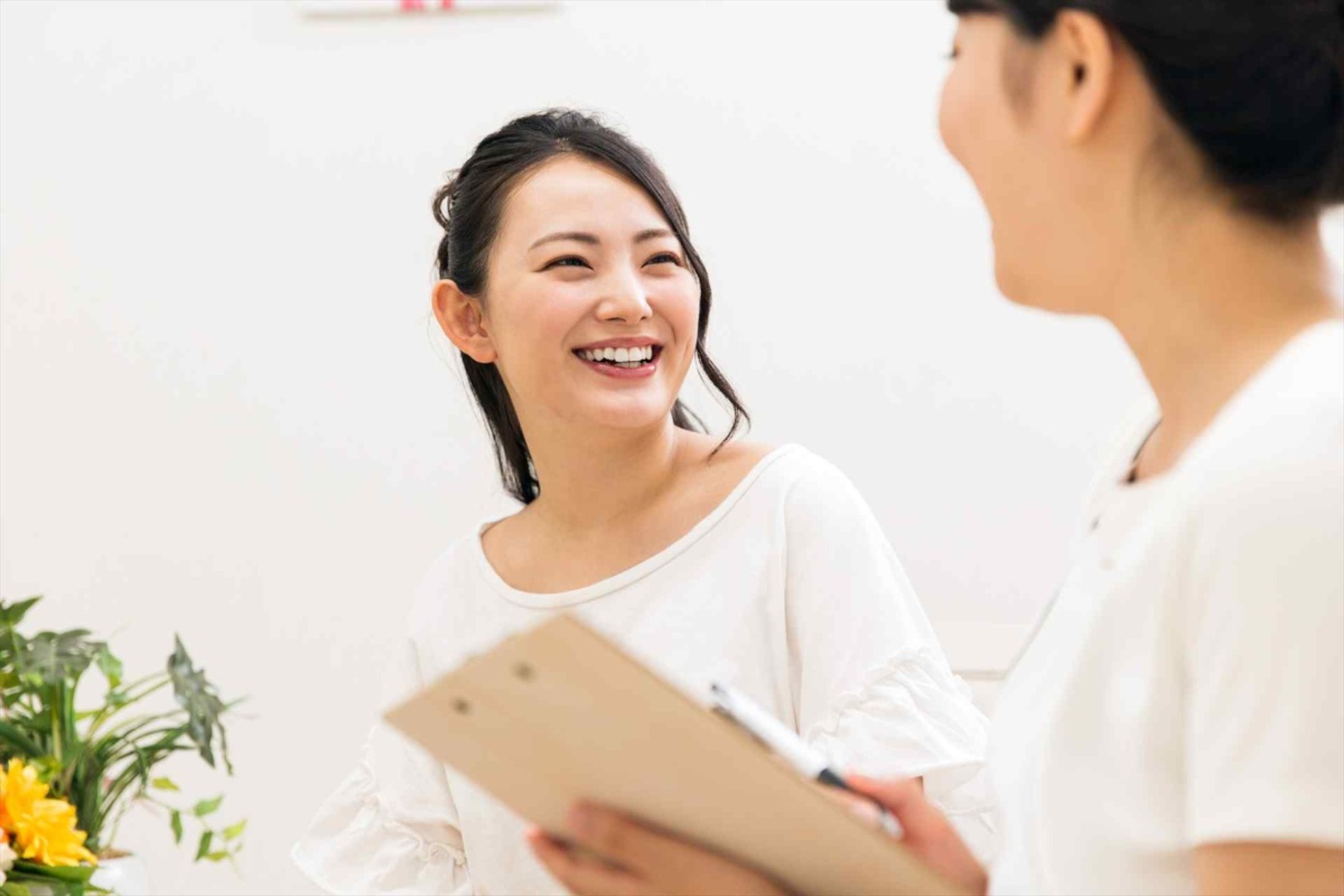 T1楽しく話す女性